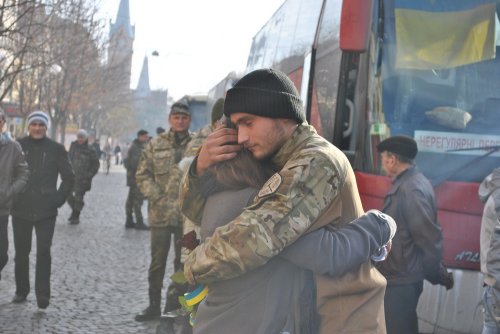 Спасибо, что живы! В Мукачево встречали украинских военных, которые прибыли из Станицы-Луганской (ФОТО)