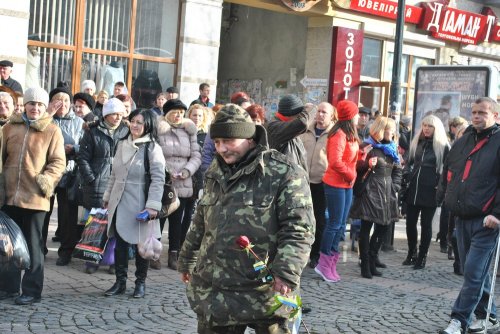 Спасибо, что живы! В Мукачево встречали украинских военных, которые прибыли из Станицы-Луганской (ФОТО)