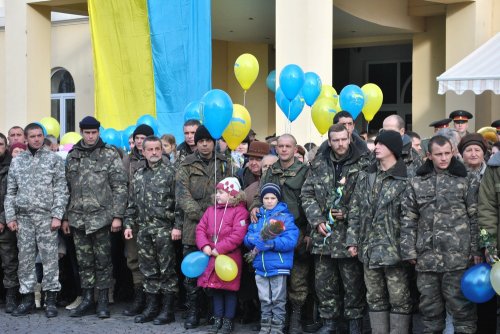 Спасибо, что живы! В Мукачево встречали украинских военных, которые прибыли из Станицы-Луганской (ФОТО)