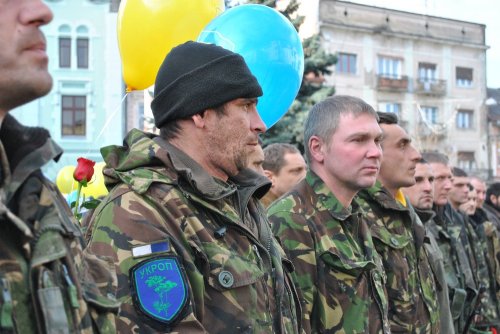 Спасибо, что живы! В Мукачево встречали украинских военных, которые прибыли из Станицы-Луганской (ФОТО)