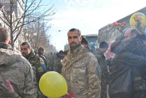 Спасибо, что живы! В Мукачево встречали украинских военных, которые прибыли из Станицы-Луганской (ФОТО)