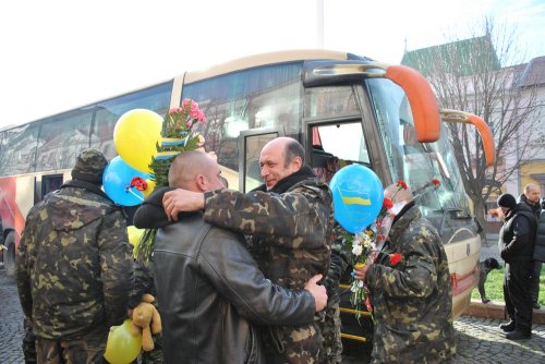Спасибо, что живы! В Мукачево встречали украинских военных, которые прибыли из Станицы-Луганской (ФОТО)