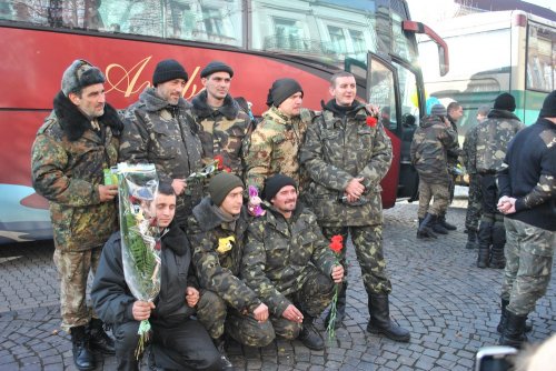Спасибо, что живы! В Мукачево встречали украинских военных, которые прибыли из Станицы-Луганской (ФОТО)