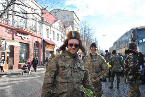 Спасибо, что живы! В Мукачево встречали украинских военных, которые прибыли из Станицы-Луганской (ФОТО)