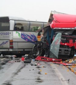 На Волыни столкнулись фура и автобус. Есть жертвы (фото)