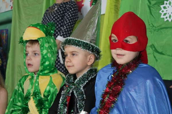 В Краснодоне шахтеры вручили детям 18 тысяч наборов конфетных наборов