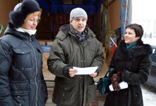 ООН передала Луганской облгосадминистрации более 200 тысяч бланков для регистрации переселенцев (фото)