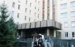 Врачи и пациенты Национального института рака перекрыли движение в Киеве по улице Васильковская