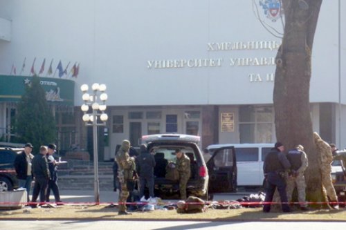 В центре Хмельницкого задержали вооруженных мужчин (ФОТО)