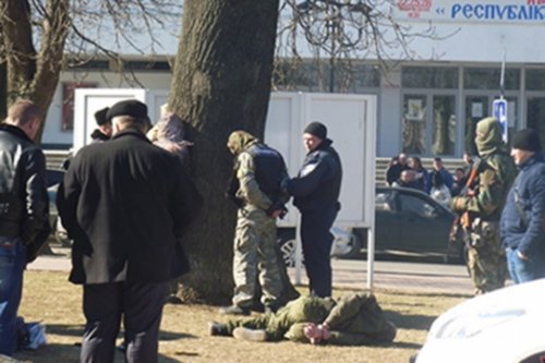 В центре Хмельницкого задержали вооруженных мужчин (ФОТО)