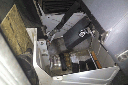 Луганские правоохранители на блокпосту в г. Сватово обнаружили в автомобиле арсенал оружия (ФОТО)
