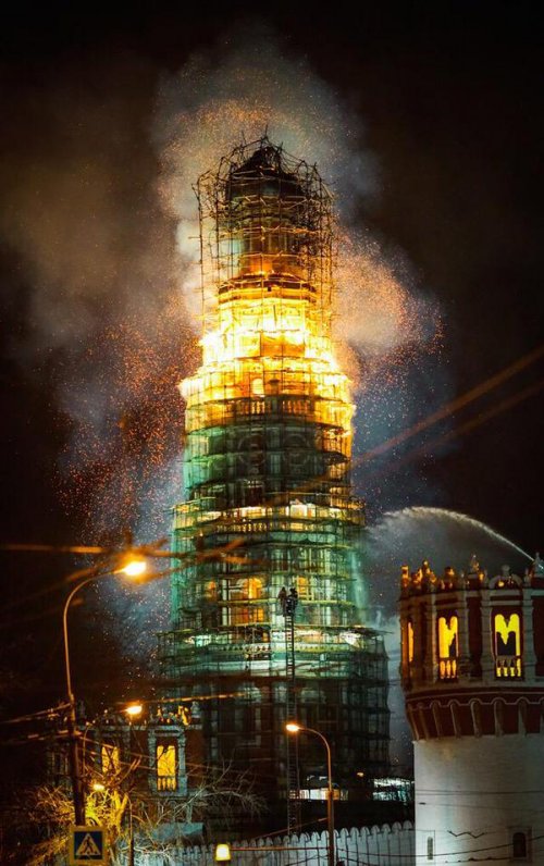 В центре Москвы горит монастырь (фото)