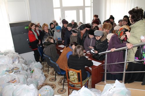 Гуманитарный штаб Рината Ахметова доставил более 3000 продуктовых наборов для жителей Краснодона и района (фото)