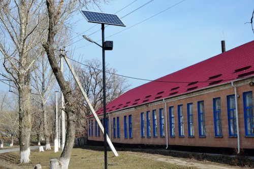 В поселке Новоалександровка Краснодонского района установили уникальные фонари уличного освещения (фото)