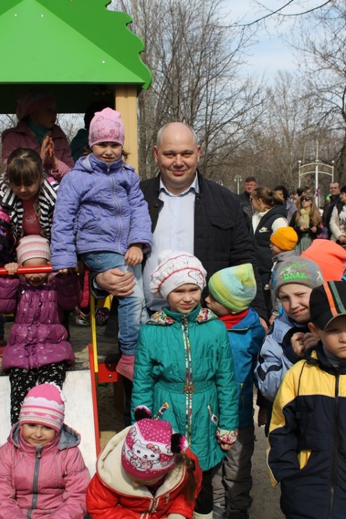 В Молодогвардейске открыли оригинальную детскую площадку в «Сквере влюбленных» (фото)