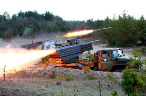 Украинские артиллеристы проводят учебные стрельбы из Градов (фото)