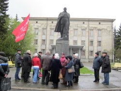 В Ровеньках два десятка фанатов поздравили «Вождя» с днем рождения (фото)