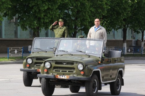 Рашисты провели очередную репетицию «парада» в оккупированном Луганске (ФОТО)