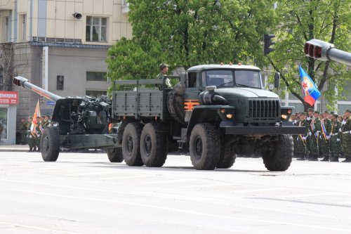 Рашисты провели очередную репетицию «парада» в оккупированном Луганске (ФОТО)