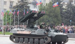 В Луганске террористы провели «парад ко Дню Победы» - ФОТО