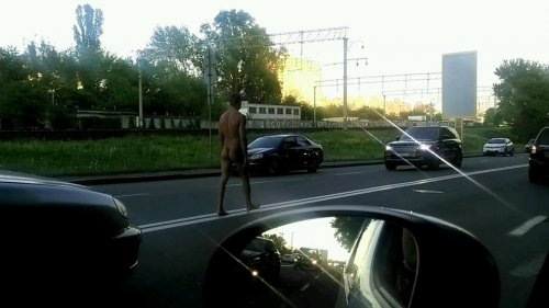 По Киеву гулял голый мужчина (ФОТО)