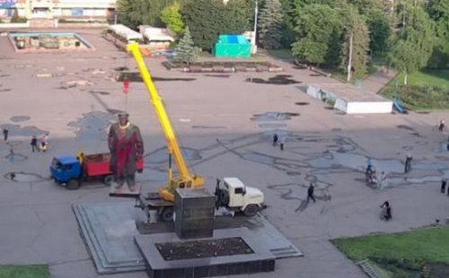 В Славянске снесли памятник Ленину (фото)