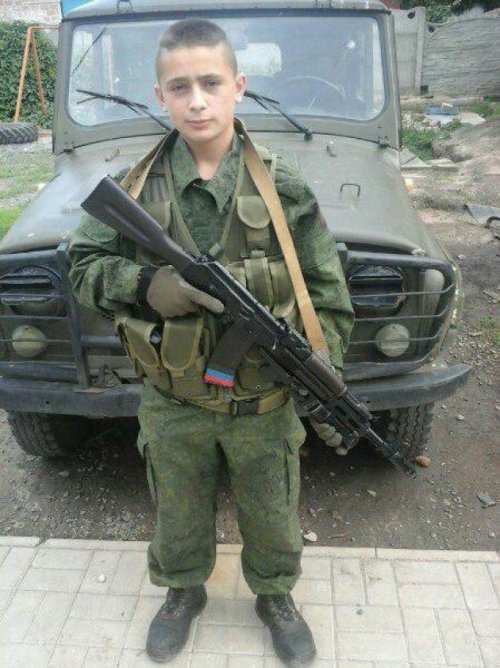 С началом летних каникул в Донбассе начали появляться малолетние террористы (фото)