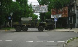 В Донецке грузовик боевиков протаранил автомобиль (фото)