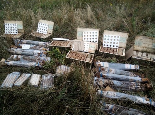 В Днепропетровской области выкопали тайник с боеприпасами (фото)
