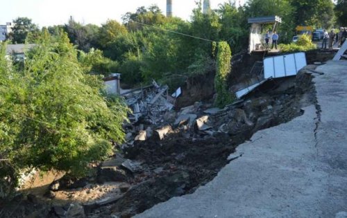 В Днепропетровске оползенем разрушено здание автофирмы