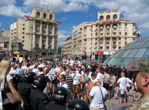 В Киеве силовики задержали полсотни футбольных фанатов 