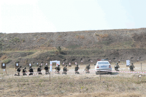 Сотрудники Госавтоинспекции луганской области продемонстрировали полученные боевые навыки по натовским стандартам 