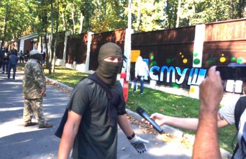 В Харькове активисты блокировали дом Добкина и горсовет