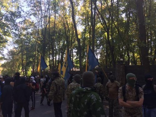 В Харькове активисты блокировали дом Добкина и горсовет