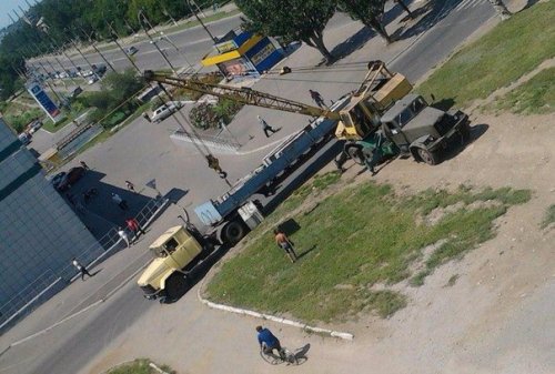 В оккупированном Алчевске демонтируют бетонные блоки-укрытия (фото)