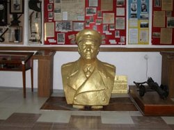 Бюст Ворошилова, который демонтировали на днях, будет храниться в музее Лисичанска
