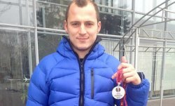 Футболист Зозуля продает медаль для нужд АТО