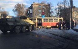 В Днепропетровске БТР врезался в трамвай, есть пострадавший (фото)