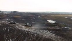 В сети появилось видео учений боевиков вблизи Донецка