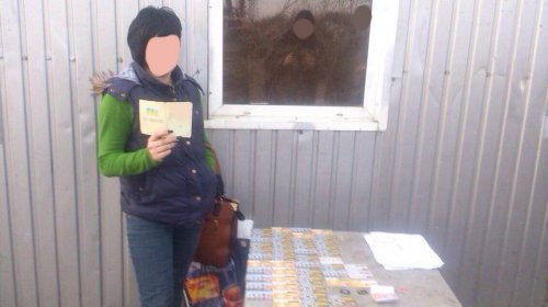 На пункте пропуска в Станице Луганской у женщины нашли 48 банковских карточек