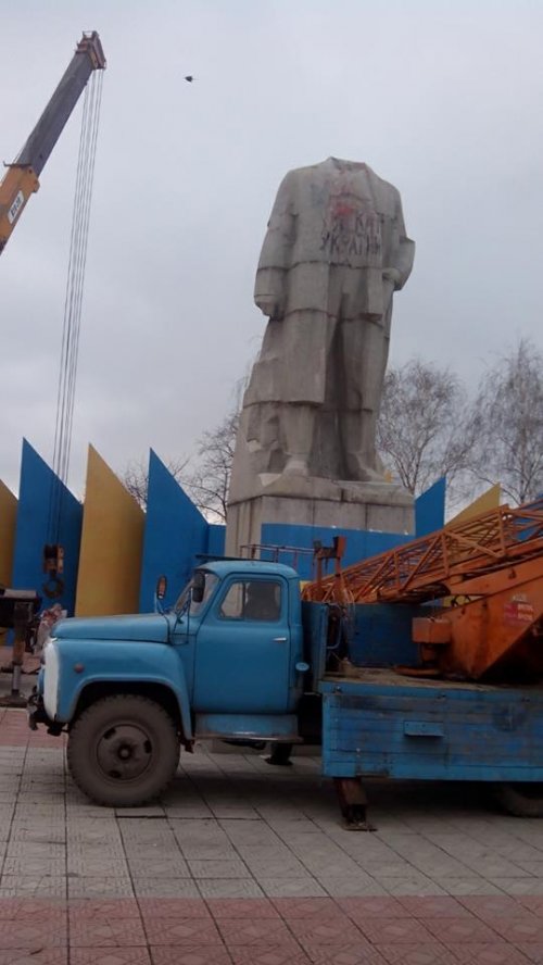 В Лисичанске демонтировали памятник Ленину