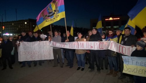 В Северодонецке жители Луганщины провели флешмоб в поддержку Надежды Савченко (фото)