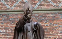 В Дрогобыче вандалы отпилили руку памятнику папе Иоанну Павлу ІІ
