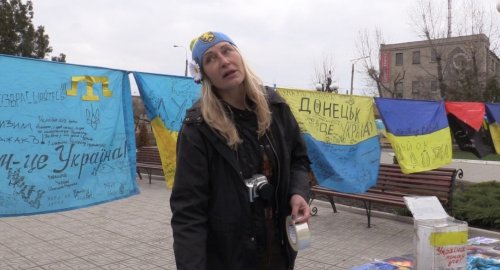 Волонтеры привезли на Луганщину огромную коллекцию флагов (фоторепортаж)