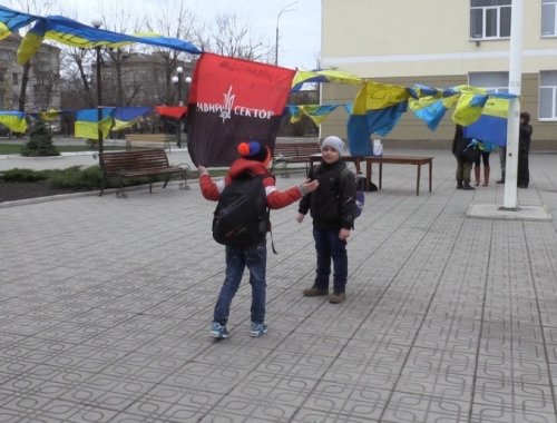 Волонтеры привезли на Луганщину огромную коллекцию флагов (фоторепортаж)