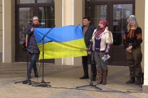 Волонтеры привезли на Луганщину огромную коллекцию флагов (фоторепортаж)