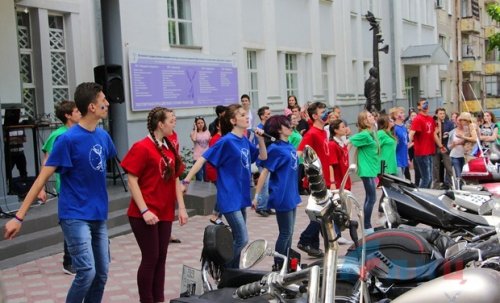 В оккупированном Луганске с голодом и отсутствием медикаментов борются песнями и плясками 