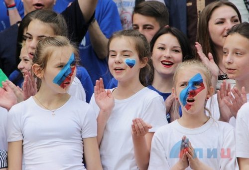 В оккупированном Луганске с голодом и отсутствием медикаментов борются песнями и плясками 