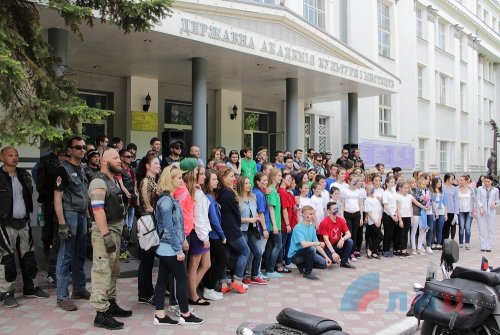 В оккупированном Луганске с голодом и отсутствием медикаментов борются песнями и плясками 