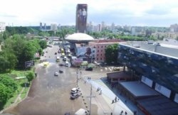 В Киеве возле ТРЦ Ocean Plaza прорвало водопровод (видео)